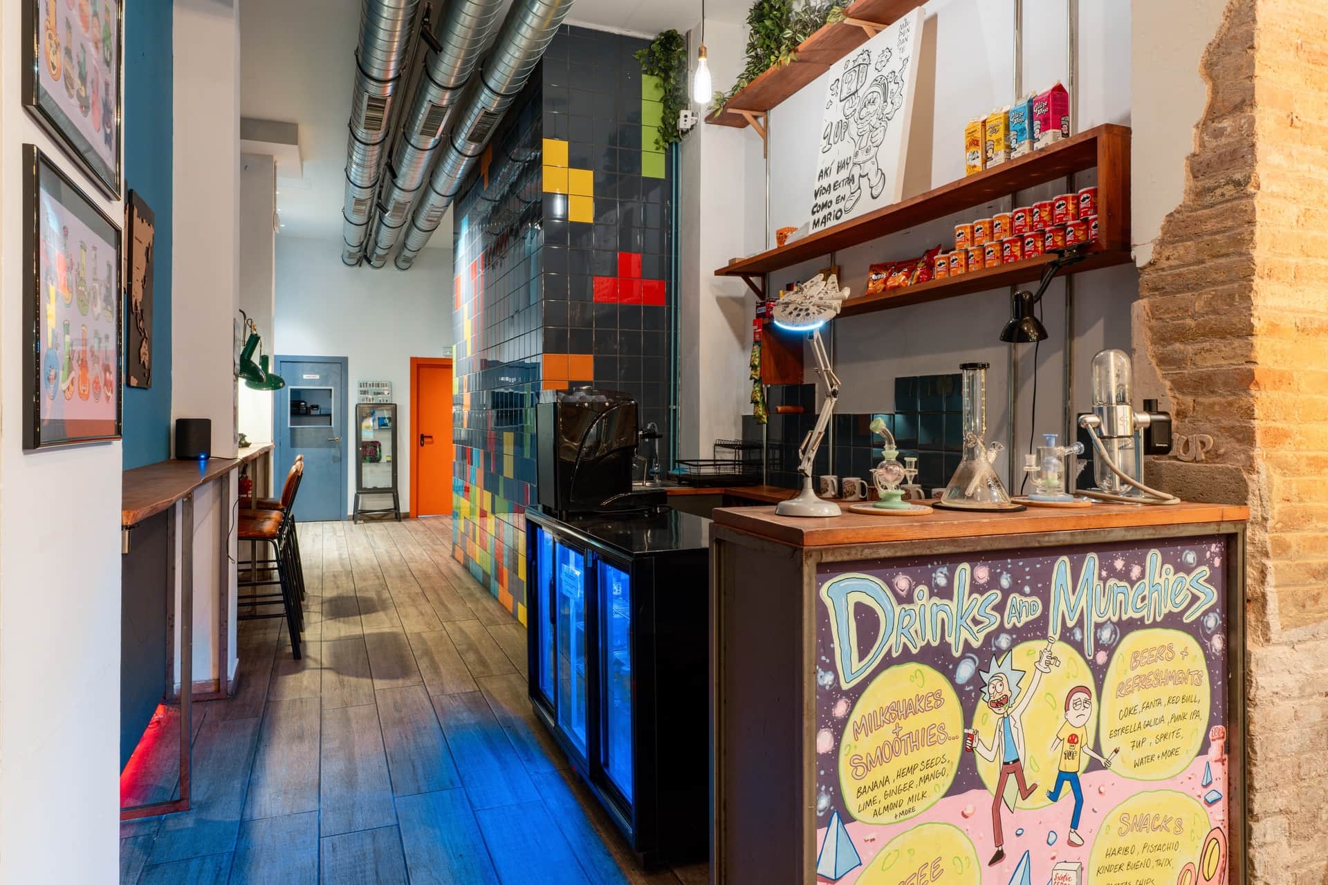 Barra y colorido interior del club social de cannabis 1UP en Barcelona