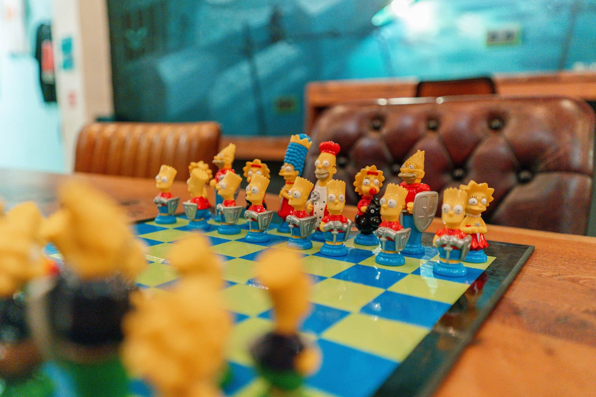 Juegos de mesa y ajedrez de los Simpsons en la asociación cannábica 1UP Barcelona