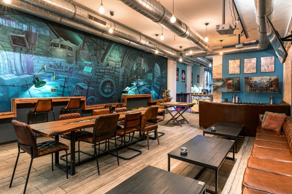 Sala principal de 1UP con mesa grande y mural estilo cómic