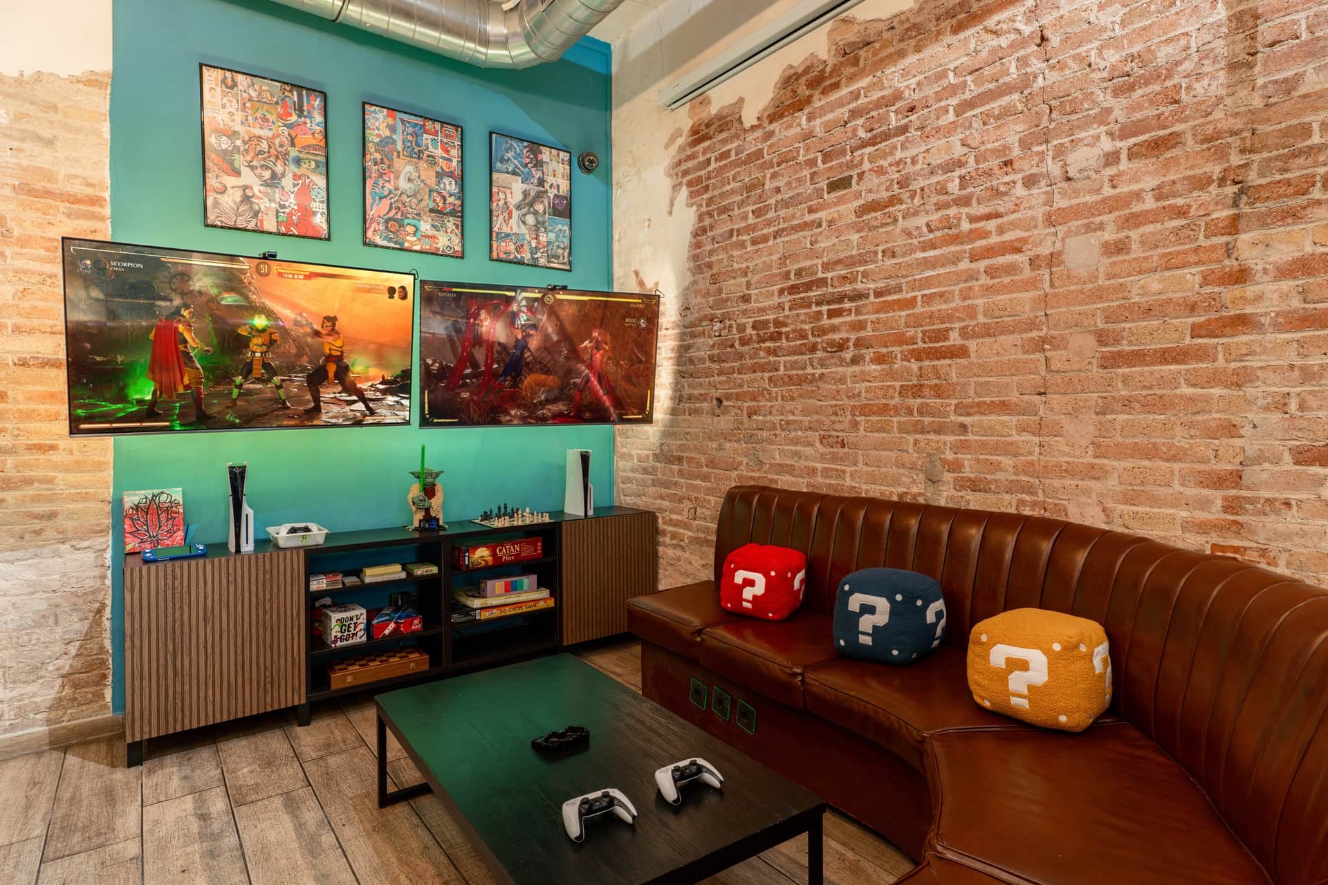 Salón gaming con consolas en el club cannábico 1UP Barcelona