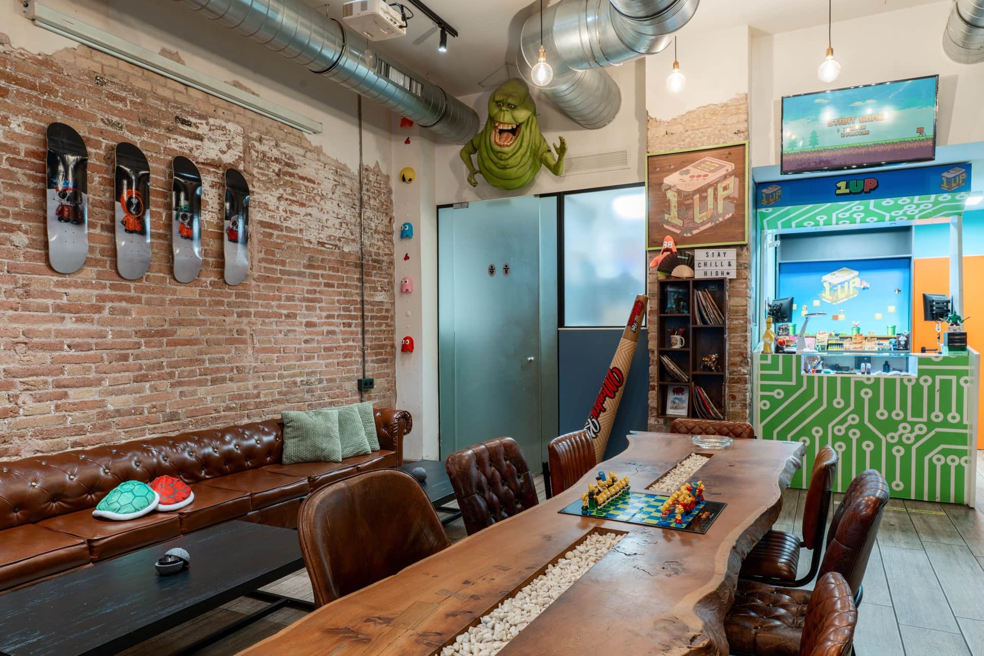 Retrolounge med träbord på cannabis social club 1UP Barcelona